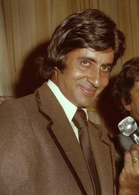 SrBachchan's tweet photo. T 2834 - The premiere of 'Kaala Patthar' at Wembley , London .. goodness that was ages ago .. and the lovable Shashi ji with me .. what days !!🌿😀🍁 https://t.co/03Tgh9uySF