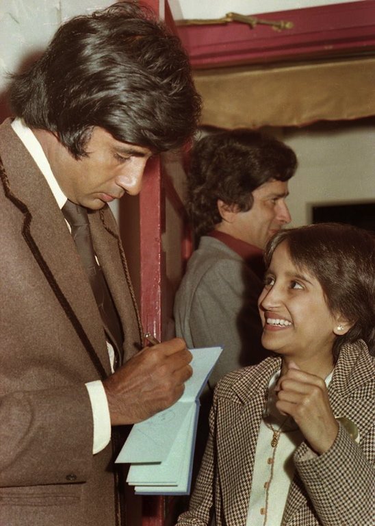 SrBachchan's tweet photo. T 2834 - The premiere of 'Kaala Patthar' at Wembley , London .. goodness that was ages ago .. and the lovable Shashi ji with me .. what days !!🌿😀🍁 https://t.co/03Tgh9uySF