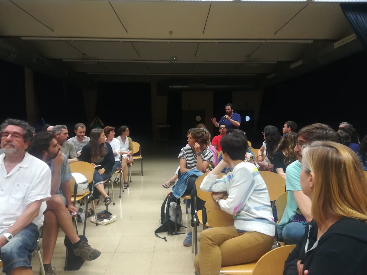 FoodCoopBCN's tweet photo. El públic assistent pren la paraula per plantejar dubtes, comentaris i propostes #Foodcoop #FoodCoopBCN https://t.co/1arHmoTyyY