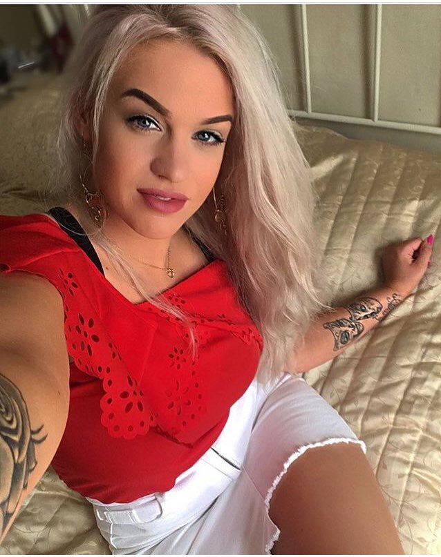 SaraRead1's tweet photo. #Skirt kinda weather ☀️ https://t.co/0faipr7JTz
