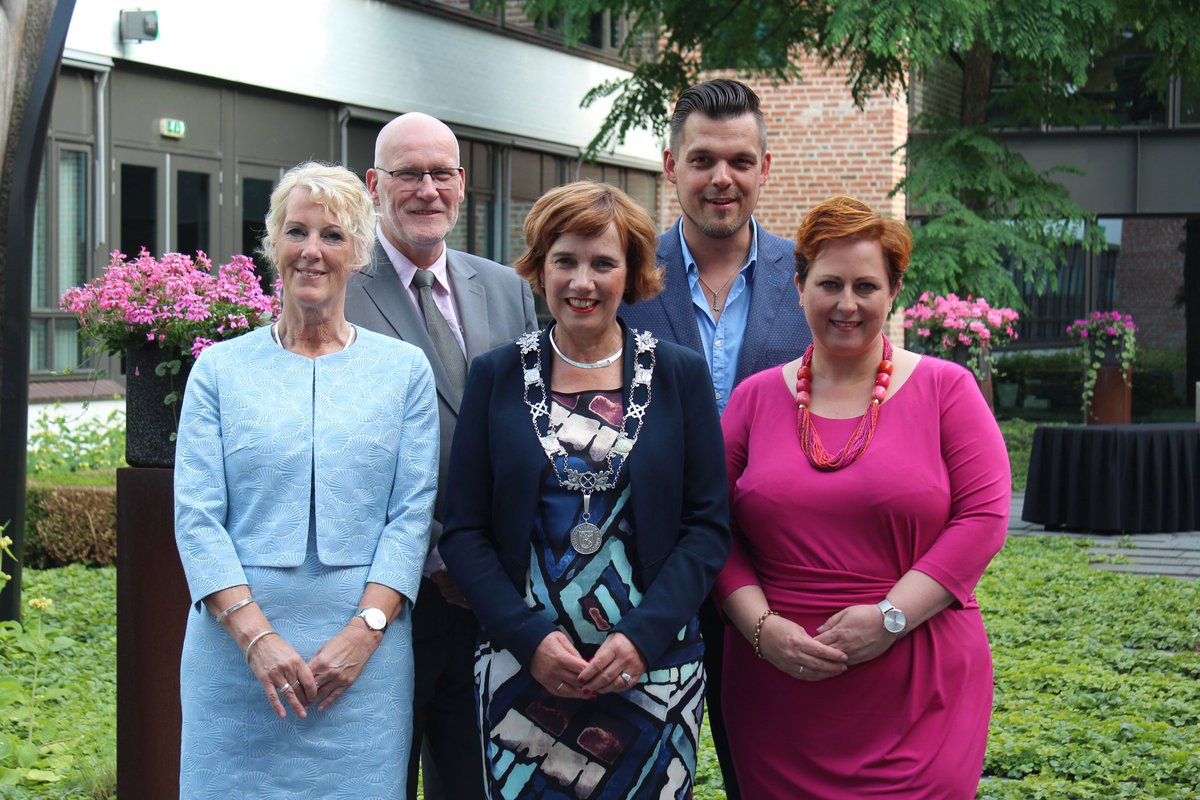 HELLENDOORNnl's tweet photo. Een feestelijke avond! Ons nieuwe college is beëdigd. Anja van den Dolder-Soeten (57 - CU), Margreet Overmeen-Bakhuis (44 - D66), Jelle Beintema (59 - CDA) en Dennis op den Dries (34 - GroenLinks) van harte gefeliciteerd! https://t.co/bpypNJjn7B