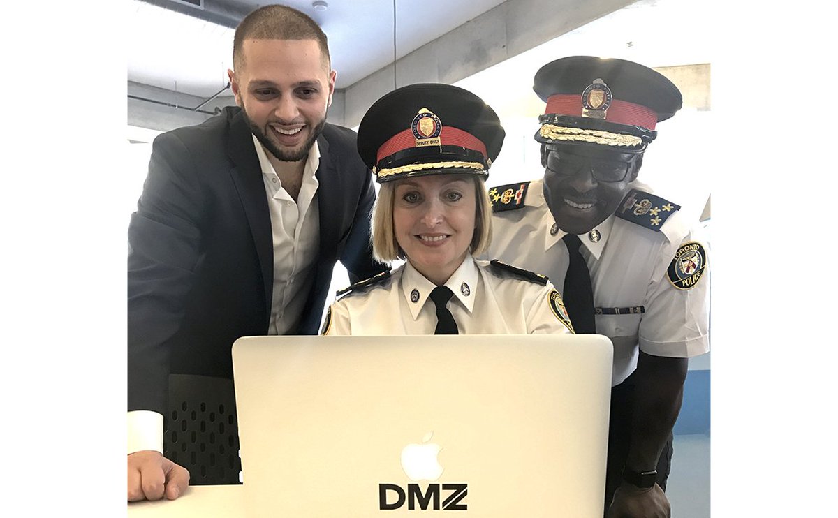 tpspix's tweet photo. Finding tech solutions to community problems @TorontoPolice @RyersonDMZ #hackTPS https://t.co/V0Yo3wg7US https://t.co/lLnnKhnn83