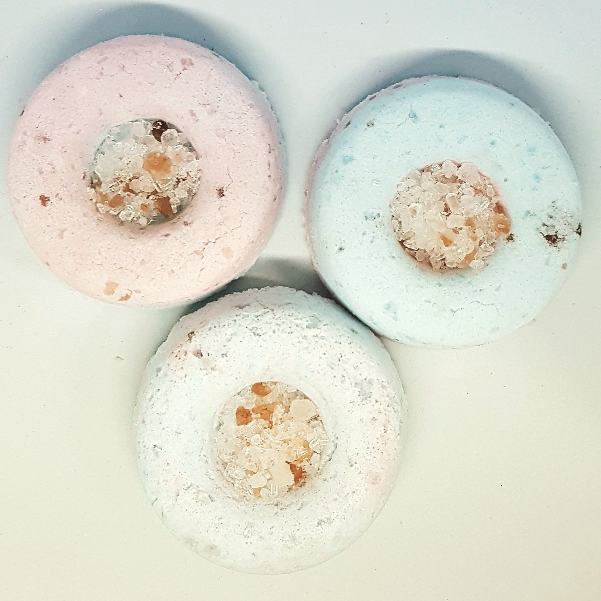 Bubbletroubleso's tweet photo. Relaxing #bathbombs with Epsom salts, dead sea salts and Himalayan salts. Nothing like a nice relaxing bath after getting back to work in a Monday 😊 https://t.co/h9iCtsvqC3