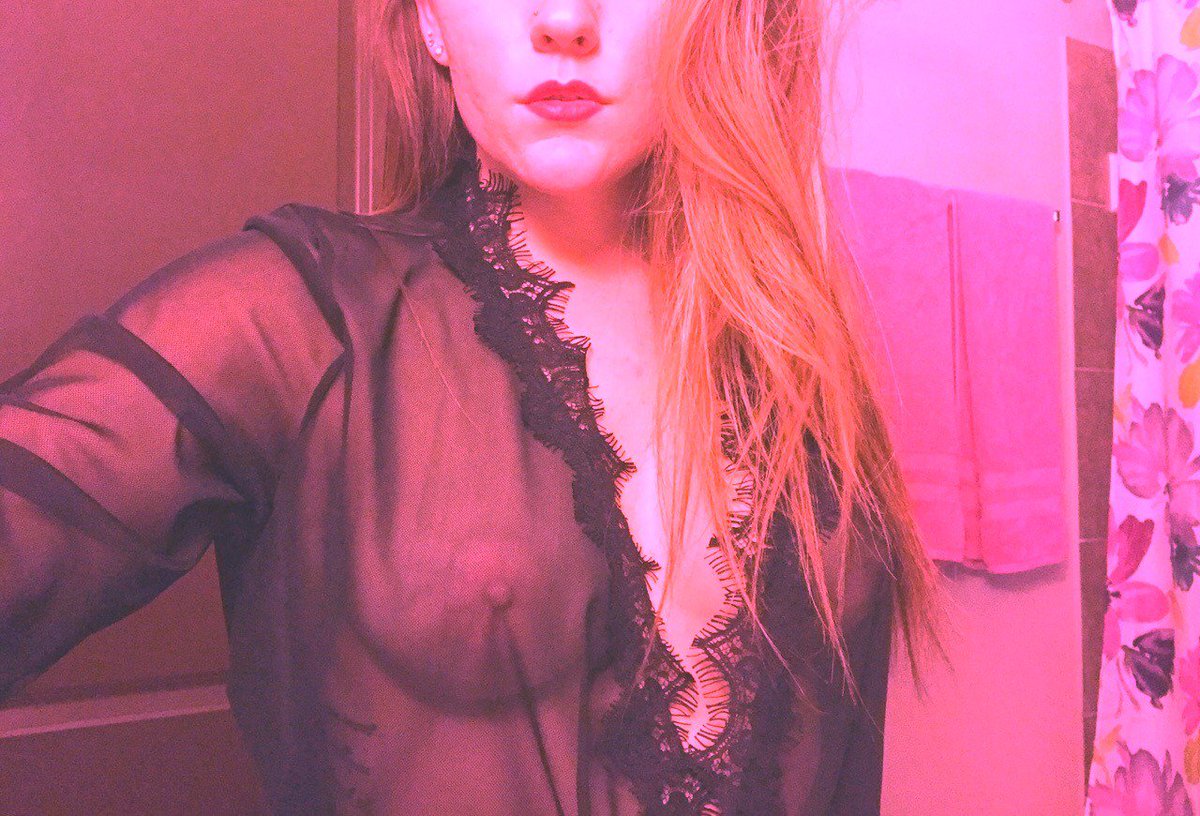 mconcettia's tweet photo. Qui pour me masser le dos sous une bonne douche 💗💗💗 https://t.co/8gmCWYe3pe