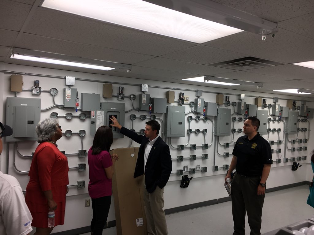 TxBldgTrades's tweet image. We want to thank @CortezPhilip @vote4ina and Rep.Barbara Gervin Hawkins for visiting with us last week at IBEW Local 60 JATC. Thank you to our contractors partners who attended the meeting. #WeBuildTx #Apprenticeship