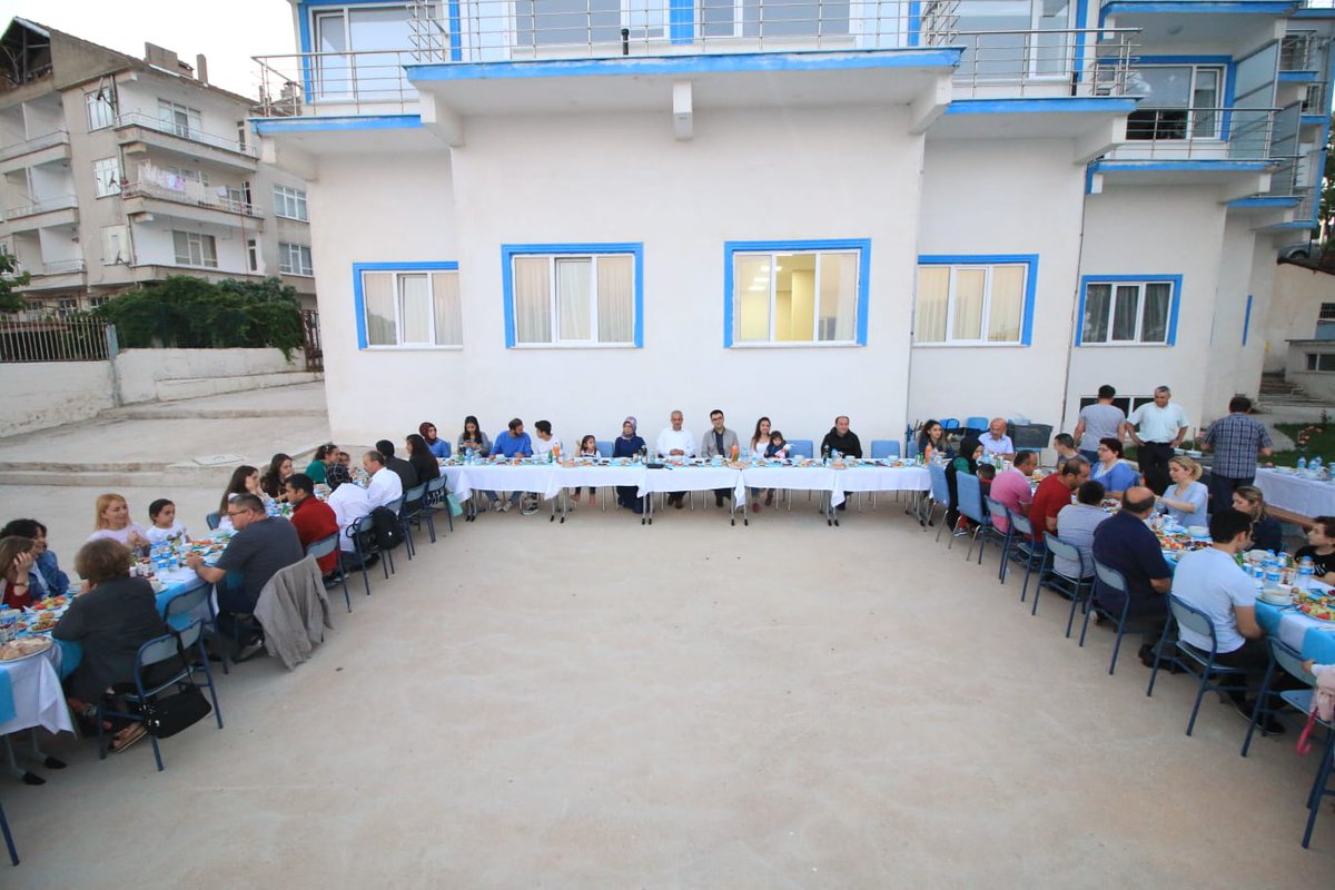SinopKYGM's tweet photo. İl müdürlüğümüzün tüm çalışanlarıyla hizmet binamızın denize nazır bahçesinde iftar için biraraya geldik. Semaverde çay içip közde kahve pişirdik.🤗 https://t.co/LeB8EtL394