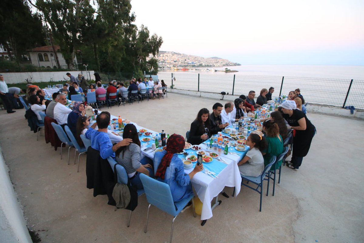 SinopKYGM's tweet photo. İl müdürlüğümüzün tüm çalışanlarıyla hizmet binamızın denize nazır bahçesinde iftar için biraraya geldik. Semaverde çay içip közde kahve pişirdik.🤗 https://t.co/LeB8EtL394
