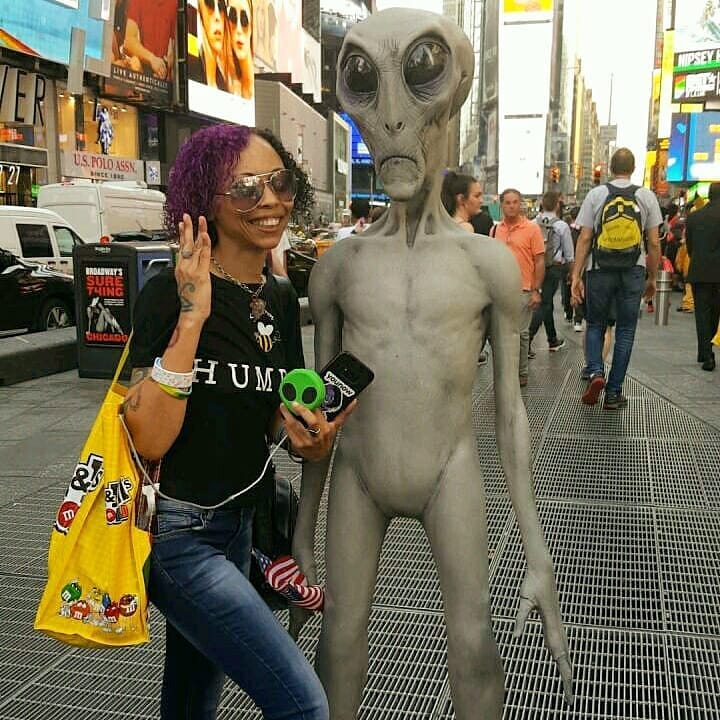 MsSideEyeQueen's tweet image. Nothing Strange Here...Just A Couple Of Ayeliens Chillin In NYC! 😂🖖👽💜💚🗽#CosmicFam #Ayeliens #Aliens #ExtraTerrestrial #NYC #NewYork #MsMastaFoxx #MsWhizdom #CrystalGyrlz #InTheNow #RealityShow #Mastativity #WokeSquad #ToTheMoon #THC #YouNow #Broadcasters #YounowPartner