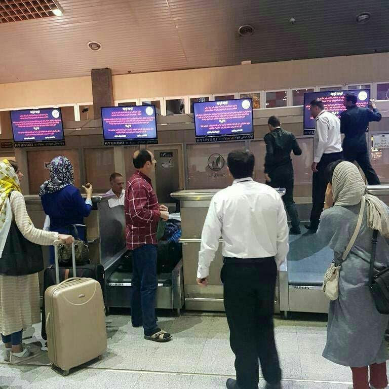 sh_atlantis's tweet photo. نمایشگرهای فرودگاه #تبریز هم هک شد
دو هفته پس از هک شدن مانیتورهای فرودگاه #مشهد مانیتورهای فرودگاه تبریز نیز با هشتگ #اعتراضات_سراسری هک شد https://t.co/2hky7dBhb7