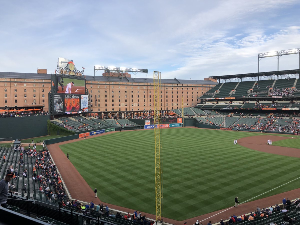 I_Blank_You's tweet photo. New view for the night from the regular #clublife #suitelevel #STH #Birdland #BmoreLovesTheBirds @masnOrioles @masnRoch @Orioles @OrioleBird @LockedOnOrioles @DowntownBalt @BaltimoreMD #OPACY #BostonVsBmore #PitchersNight #EmptyBoard https://t.co/jDuo28jbyK