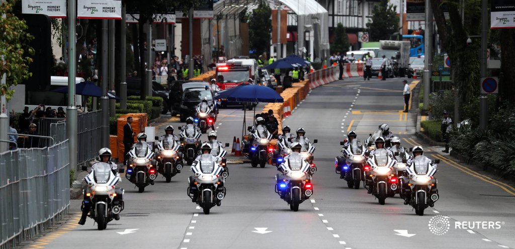Reuters's tweet photo. LIVE: The motorcade of North Korean leader Kim Jong Un travels towards Sentosa for #TrumpKimSummit Follow @Reuters updates: https://t.co/hGNsBX3Rrp https://t.co/ILoy8RfrTF