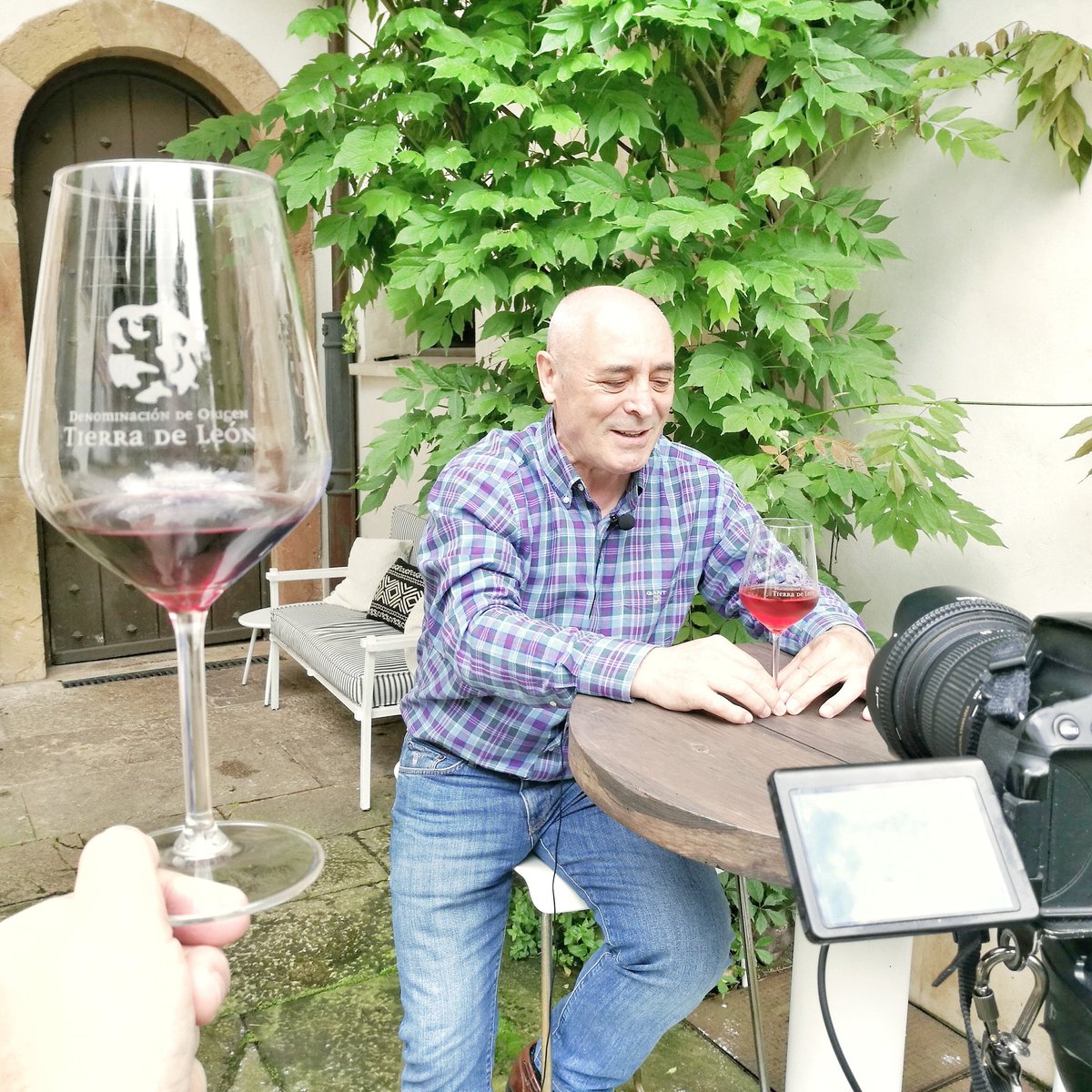 rmendanya's tweet photo. Hoy grabamos @Notqdes_tv en @RUAQUINCE donde se encontraban 19 bodegas @DOTIERRADELEON.
Entre ellas @BodegasBelote y #BodegasMargon. Un placer disfrutar de estos vinos y sus profesionales. Próx. lunes en @abbahoteles #Gijon, a las 19h entrada libre.

@cmilamores @Leongastro2018 https://t.co/gJjjJK02r1