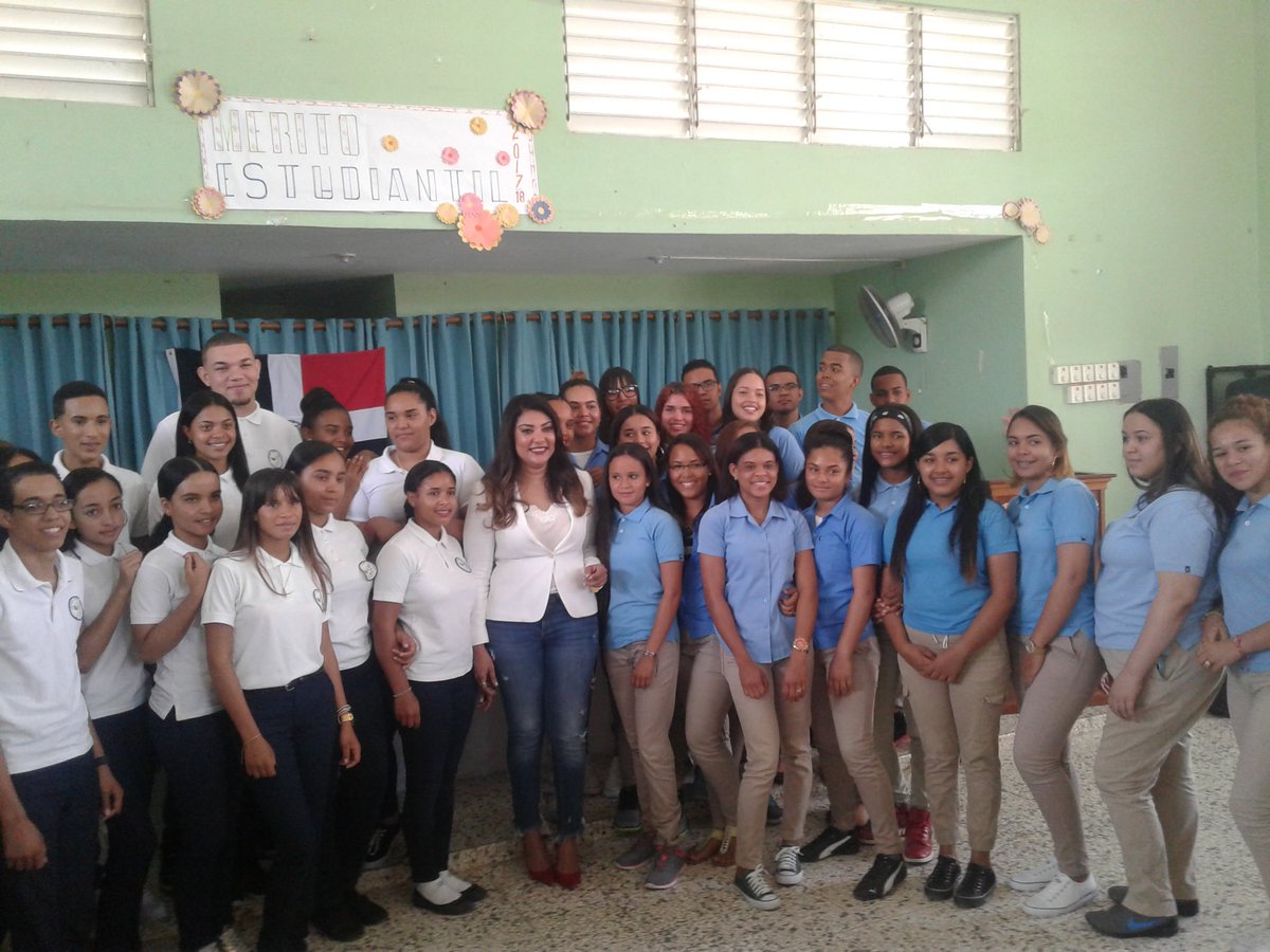 Melvinalcalde22's tweet photo. Hoy nuestra Ministra Robiamny Balcacer sostuvo un encuentro con estudiantes meritorios de nuestro municipio de las Guaranas, donde prometió entregar  becas a dichos estudiantes de nivel secundario. Muchas Gracias!!! Ministra por su buena voluntad para con la juventud. https://t.co/nHpNbGt6Sa