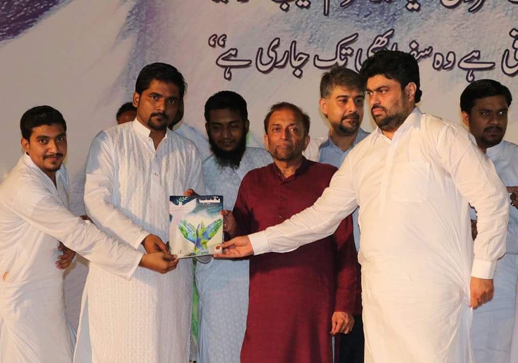 APMSOOfficial's tweet photo. “گہوارہ ادب” کی جانب سے اپنی گزشتہ روایات کو برقرار رکھتے ہوئے امسال بھی مجلہ “نقیب” کی اشاعت کا اہتمام کیا جسکا باقاعدہ اجراء ایم کیو ایم پاکستان کے کنوینر ڈاکٹر فاروق ستار اور چیئرمین و اراکین مرکزی کابینہ نے اے پی ایم ایس او کے ۴۰ ویں یوم تاسیس کے مرکزی اجتماع میں کیا۔
@DFSMQM https://t.co/Gq4VDQgWEY