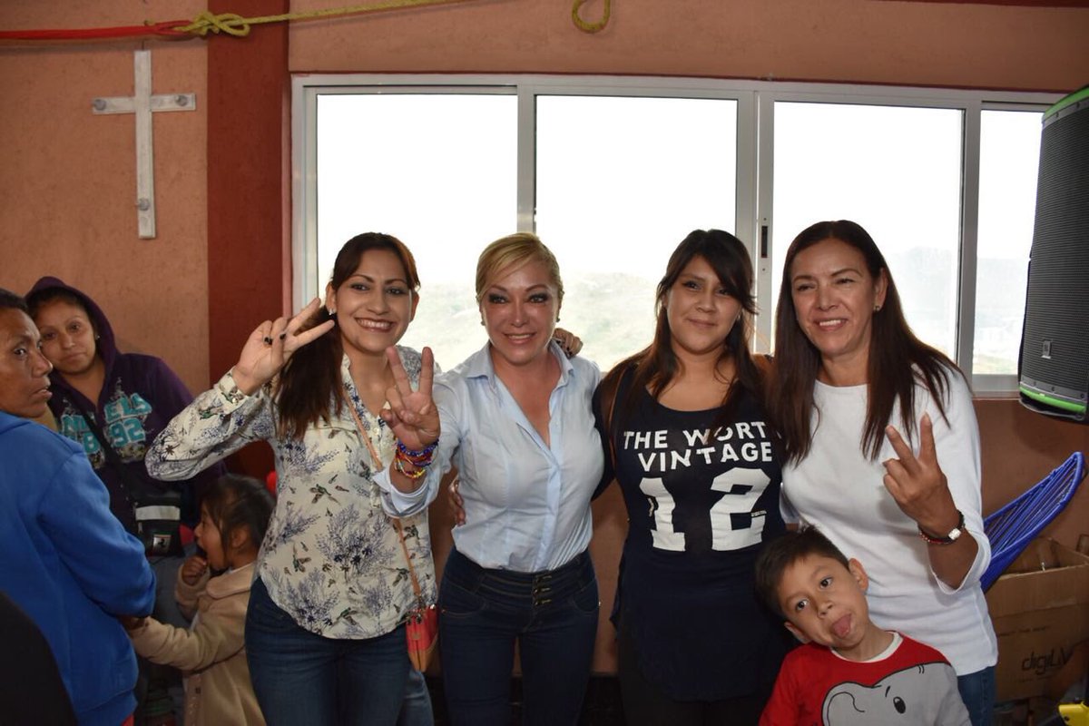 AnaBalderasMx's tweet photo. Estoy muy agradecida por el apoyo que me brindaron los vecinos de la colonia Demetrio Vallejo, cada vez son más los atizapenses que se suman a este gran proyecto, estoy segura que juntos lograremos un mejor #Atizapán #ContigoAtizapánGana https://t.co/poha6fnEEY