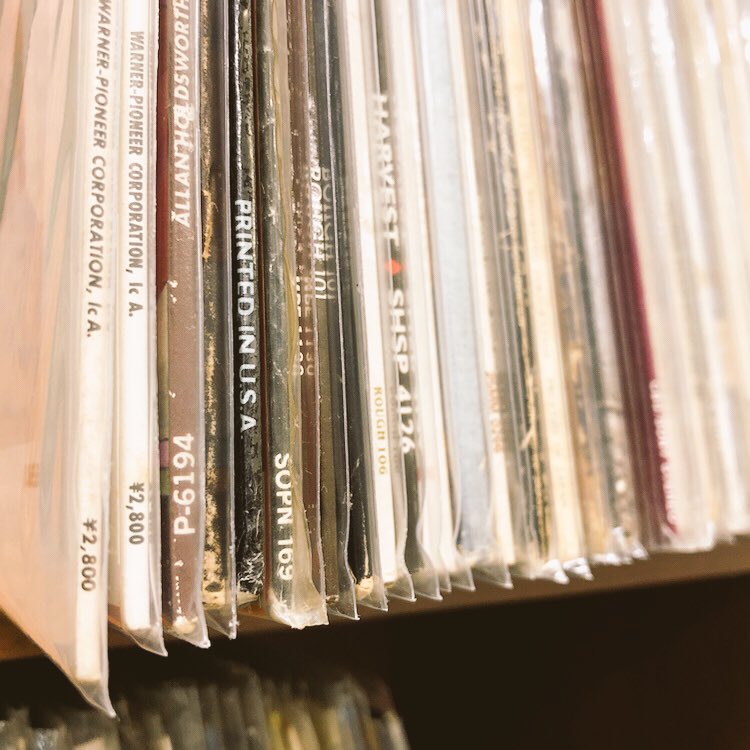 NAGAOKA_coltd's tweet photo. #VGP2018 受賞🏆
LPジャケット保護カバー30枚入り、
JC30LP🕶
前モデルに比べ
厚さが75μから100μになり
強度と保護力が格段にアップ✌️
見開きジャケも楽々収納出来るゆとりのサイズ😆
底の縁がない、耳なしタイプなので
見栄えに優れ、棚への収納もしやすくなりました✨✨✨ https://t.co/TVmnmq1CxL