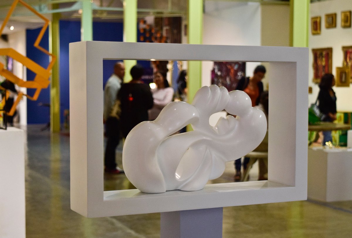 FIAAMaracaibo's tweet photo. Formas con evocaciones de la figuras humanas en abrazos cerrados, anudados y al mismo tiempo en reposo. Las esculturas de @irmaparra2015 siempre son un placer visual que se vio en la #Fiaam2017 en la galería @el_despachomaracaibo 
 #RumboALos15AñosDeLaFiaam https://t.co/hmha9pY95f