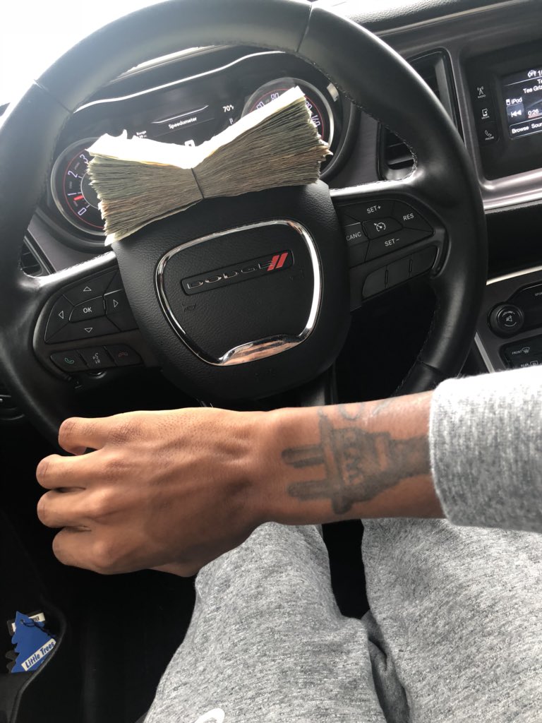 stillstackin_'s tweet photo. NoDaysOff✋ Riding Around In A Brand New Coupe🤫🤣 #YoungestPlug https://t.co/amBHunTJo1
