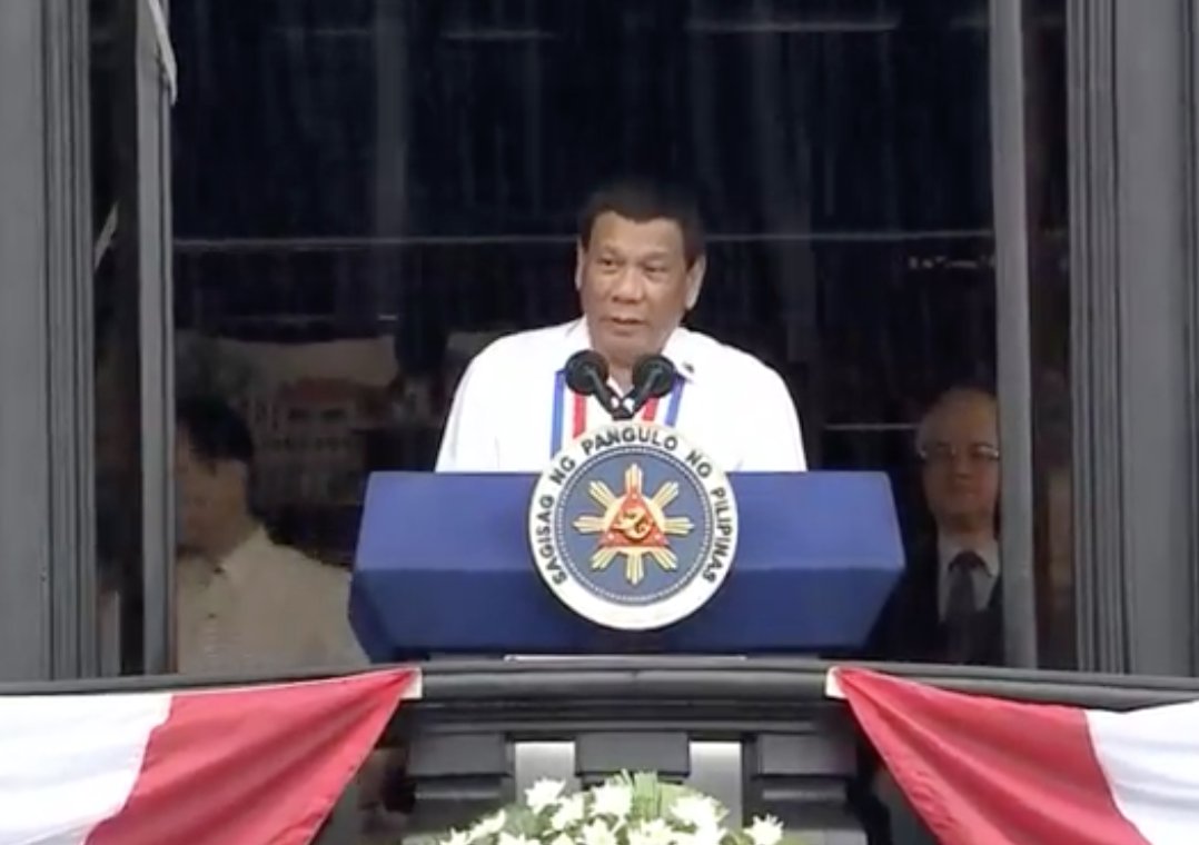 rapplerdotcom's tweet photo. @piaranada #PresidentDuterte being heckled by some members of the crowd at Independence Day rites in Cavite. They are shouting: 'Duterte traydor!' | RTVM screenshot || via @piaranada
https://t.co/QrqMurKdhW
