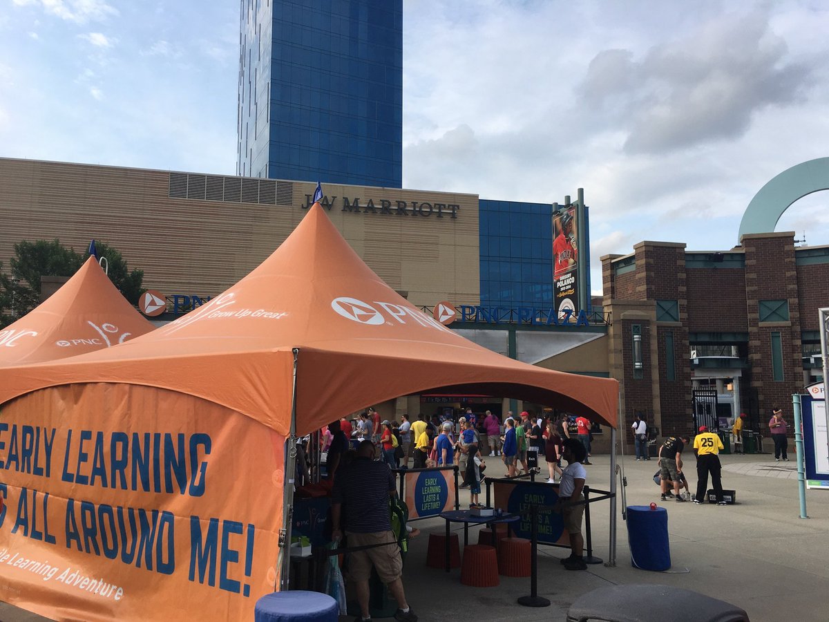 MariaPasicPNC's tweet photo. A lil' splash of orange & blue along the Indy skyline made for a great family pitstop @ the PNC #MobileLearningAdventure in PNC Plaza at Victory Field before @indyindians game #RollTribe #PNCGrowUpGreat https://t.co/B8WQJ1LWAb