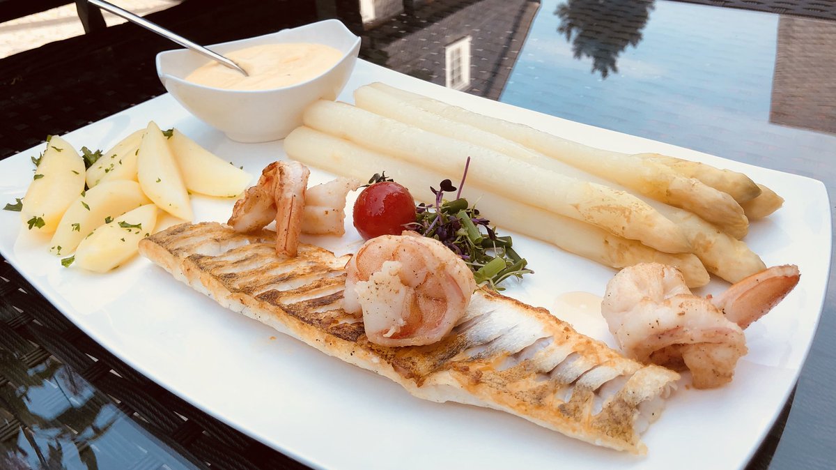 ドイツ幻想風景 白と黒の絶景の街フロイデンベルク随一のhotel Zur Altstadtの料理は絶妙でした 白アスパラの カワカマス添えや 子牛のステーキをいただきましたが 彩りも美しく繊細な味付け 花咲くテラスで街並みを楽しみながら食事ができました ドイツ幻想風景 白と黒の絶景の街フロイデンベルク随一のhotel Zur Altstadtの料理は絶妙でした 白アスパラの カワカマス添えや 子牛のステーキをいただきましたが 彩りも美しく繊細な味付け 花咲くテラスで街並みを楽しみながら食事ができました