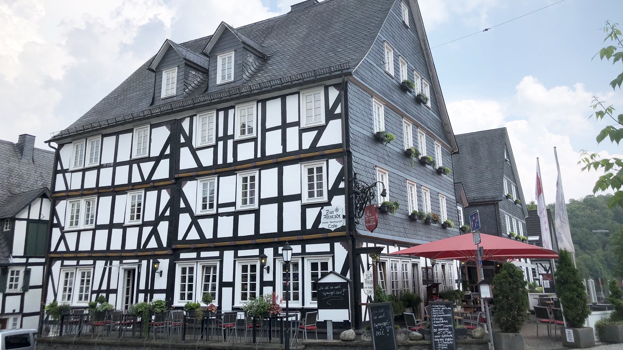 ドイツ幻想風景 白と黒の絶景の街フロイデンベルク随一のhotel Zur Altstadtの料理は絶妙でした 白アスパラの カワカマス添えや 子牛のステーキをいただきましたが 彩りも美しく繊細な味付け 花咲くテラスで街並みを楽しみながら食事が