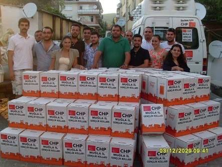 CHP OLARAK 15 SENEDİR YIRTINIP DURDUNUZ...
AK PARTİ MAKARNA DAĞITIP OY ALIYOR DEDİNİZ...
MADEM AK PARTİ YANLIŞ YAPIYOR, MUĞLA İL GENÇLİK KOLLARI MAKARNALARIN ÖNÜNDE NİYE POZ VERİYOR?

DEMEZLER Mİ ADAMA?
BU NE PERHİZ, BU NE LAHANA TURŞUSU?
SİZİ İKİ YÜZLÜ SİYASETÇİLER SİZİ...