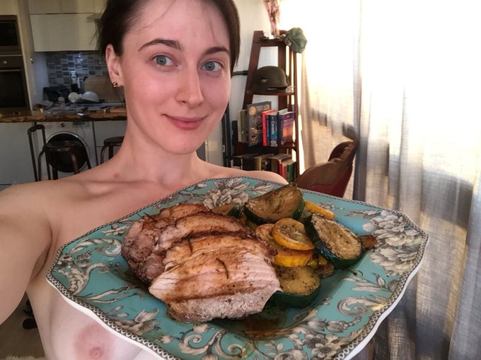 No makeup and a sweaty face, but I just really needed you all to see this pork roast. @din2d2 https://t