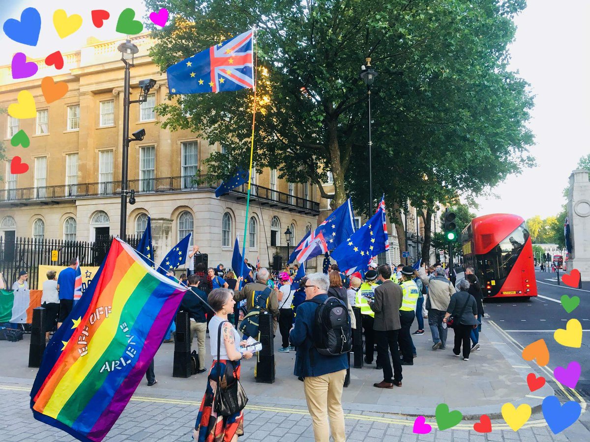 EUlvis's tweet photo. Real proud of all you bEUtiful people out in London for the #Remainathon  tonight and tomorrow, y'all keep safe and create some kinda merry hell for those #Brexit fans. With you in spirit, keep on keepin on to #StopBrexit ✊✌🇪🇺🇬🇧🏴󠁧󠁢󠁷󠁬󠁳󠁿 #FBPE #Remain #PeoplesVote 💙💛 https://t.co/s5bCMaYdQi