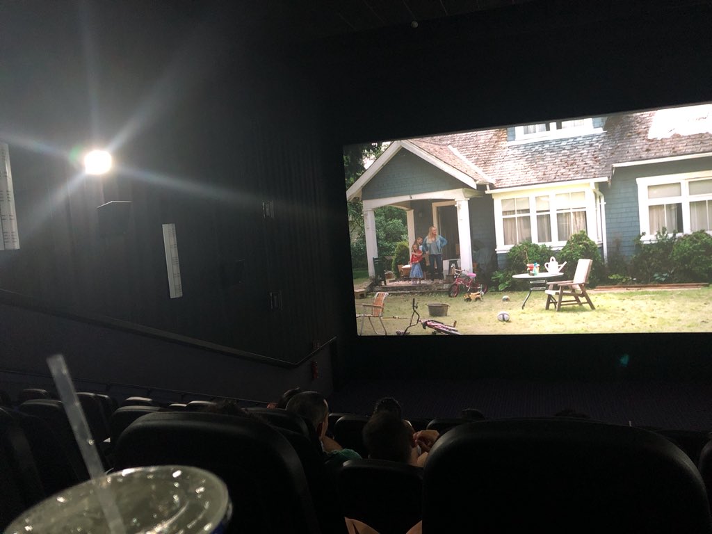 NoTesChingando's tweet photo. @AyudaCinepolis Plaza las Américas, Playa del Carmen, siguen prendidas a mitad de la película. https://t.co/PhxDmGfonK
