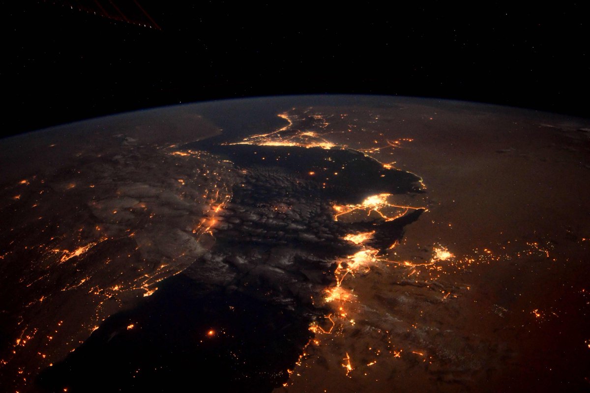 astro_ricky's tweet photo. Even the dark of night cannot subdue the rich hues of the desert bordering the Persian Gulf. #Qatar #Dubai #AbuDhabi #Oman #Iran #SaudiArabia #Bahrain #UAE https://t.co/r6NmXYiqTn