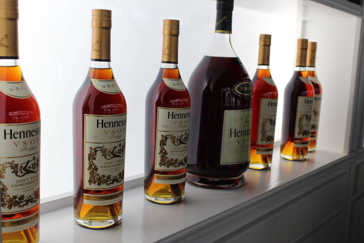 ¡Ya llegamos a #BarraMéxico2018! Iremos recorriendo este evento que reúne lo mejor de la coctelería y bebidas alcohólicas. La primera parada la hacemos en el stand #Hennessy con un coctel llamado Porfiriato con VSOP que destaca sus notas de almendra y de la barrica.