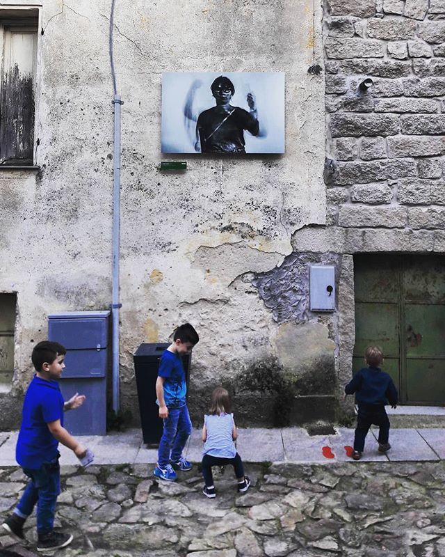 unsardoingiro's tweet image. Un modo originale di valorizzare i borghi e  le loro strade.
Anche la fotografia fa parte di uno dei percorsi di #AAAperto, il nuovo museo allestito per le vie e le piazzette del borgo di #Aggius in Gallura.
Sono ben 15 i fotografi che hanno partecipato … ift.tt/2LIzqHQ