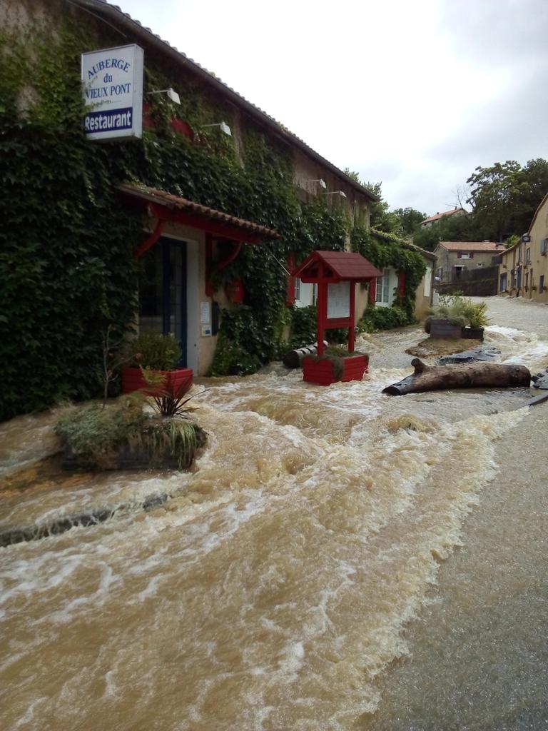 Plus de 260 interventions entre Bressuire, Thouars et St Generoux dans le nord du @SDIS79 , 4 mises en sécurité par les plongeurs, aucun blessés graves, bravo les gars 👍