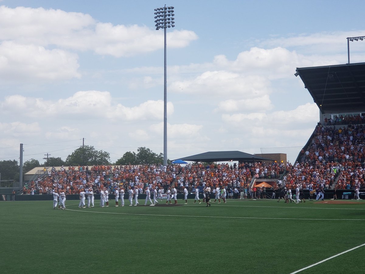 ChristySeguin's tweet photo. OMAHAAAAA!!!!
#HookEm #cswbound #Horns https://t.co/1J2OYPoD9p