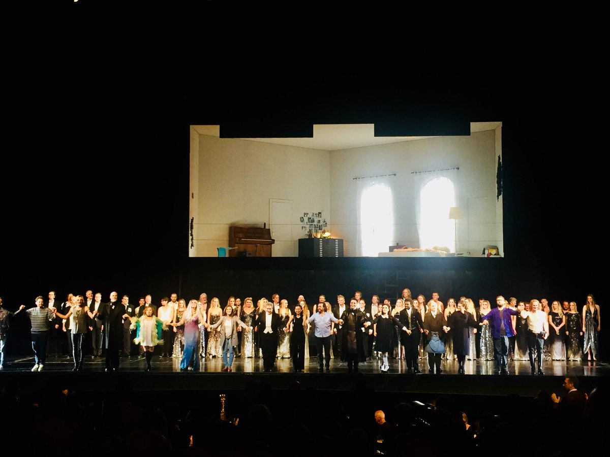 ManuelBrug's tweet photo. Excellent #LesContesd’Hoffmann @DutchNatOpera with a very contemporary, but workable concept by #TobiasKratzer: 3 women in 6 rooms plus la muse in a #RearWindow #Hitchcock setting. @CarloRizziMusic is effective. Fine singers @OzzyTenor @ErmonelaJaho @erwinschrott #NinaMinasyan https://t.co/6pBUtyCL4L
