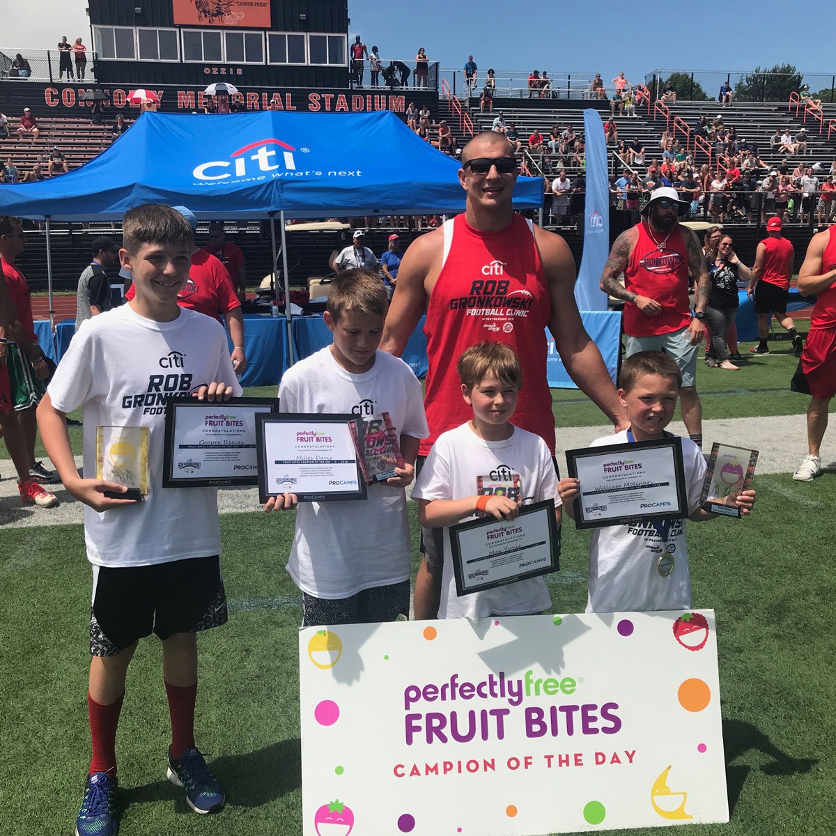 RobGronkowski's tweet photo. Another year down at the #GronkKidsCamp! π The energy at this camp was off the charts. πππ Thanks to everybody that helped make it a success!
Shout out to the @PerfectlyFree #FruitBites Campions Of The Day! #biteintofun
SEE MORE ACTION: https://t.co/tgZEQezMzg https://t.co/AnQzSRRl7w