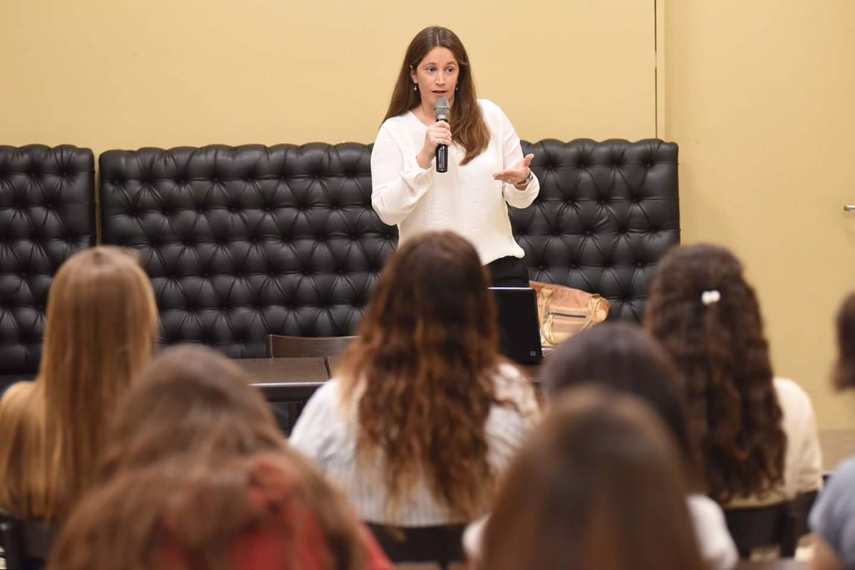 SemanaGR's tweet photo. 👏 A sala llena y con una charla super interesante Cecilia Martini habló del ritual de la mesa como lugar de encuentro y su organización. Tendencias gastronómicas, calidad, presentación de platos. #sgr2018
¡Gracias Piacere Rosario por las instalaciones! https://t.co/unO3oSPOXm