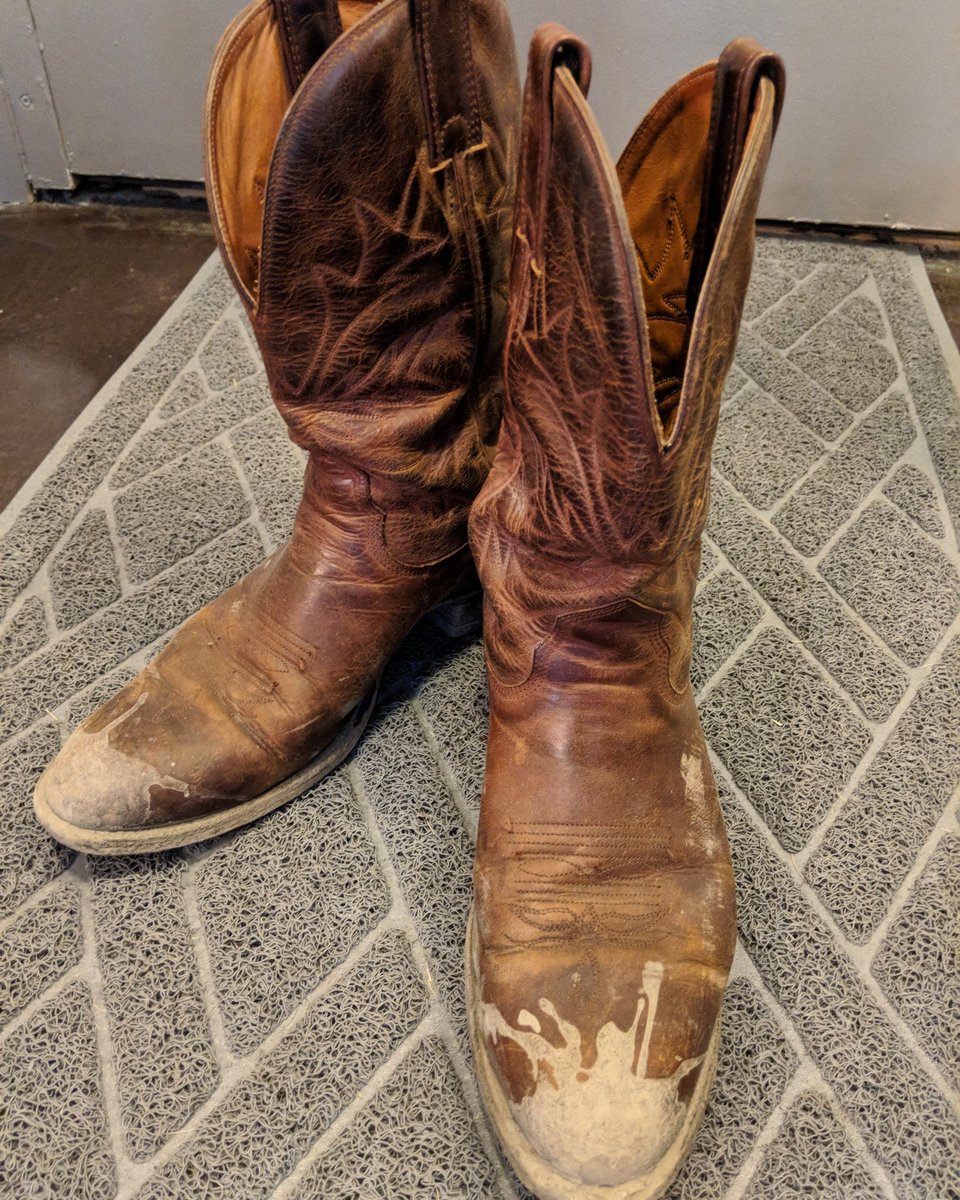 daftpink's tweet photo. These dusty old Alberta boots are like 30 years old! They have a lot of character and seen many Stampedes, but nothing beats a fresh new pair #WILDBootOff @wild953calgary https://t.co/Wm2nFt5XmR