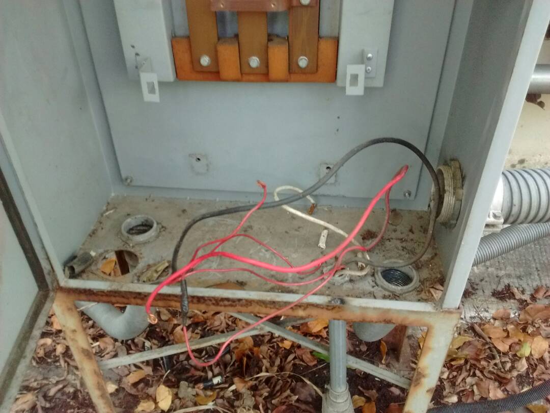 electricaing_uc's tweet photo. Foto tomada desde el decanato de la Facultad de Ingeniería. ¿Sabías que este robo ocurrió hace 2 o 3 semanas? ¡Denuncia! ¡No nos callaremos! #SOSUC #SosIngUc #SeguridadDentroDeLaUC @jessydivo @pabloaure @jlna55 @rafaellacava10 https://t.co/nR9vxhrXN7
