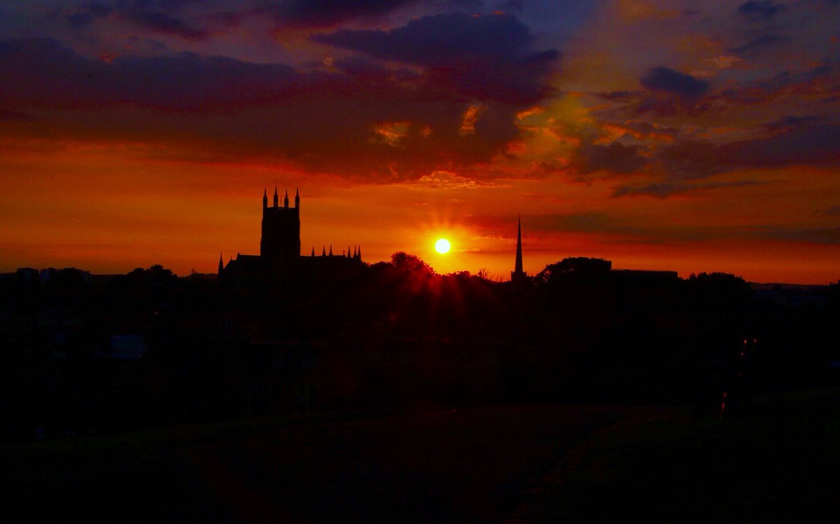 hemaka21's tweet photo. Simple, but some lovely colours, clouds and sunset to end another warm day. Loving this warm British weather. #fingerscrossed🤞 -
#worcester #worcestershire #sunset #evening #igersworcs #sunsetlicious #heart_imprint #photooftheday #simplyamazing #worcpic @worcpic @AP_Magazine https://t.co/2GYna2zBnq