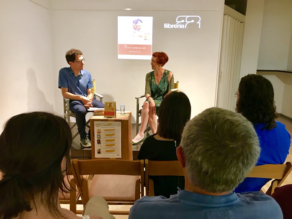idaeidea's tweet photo. 📚

Aquest vespre a 
la @LLIBRERIA22 

Presentació 📙
“Treure’s la feina de sobre”
d’@IllasEdgar 

amb Mita Casacuberta
i l’autor.

@SidillaEdicions 
amb il•listracions
de @pinxulivadir 

“Si heu vingut aquí a #acollonar, ja podeu cardar el camp.”

c/@AdriPujol
 #collonar 😉

🔻 https://t.co/ihOTMfDhWD