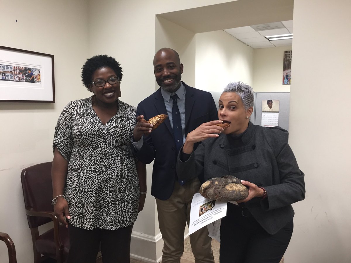 OahuAmy's tweet photo. Such a pleasure visiting @RobertWhite_DC ‘s office and advocating for the #SaveGoodFood Act which will help #DC families and businesses. I think his staff enjoyed the rescued pastries from @seyloubakery! @DCCK @NoFoodLeftBhind @EatOrToss https://t.co/xF7V62WzRB