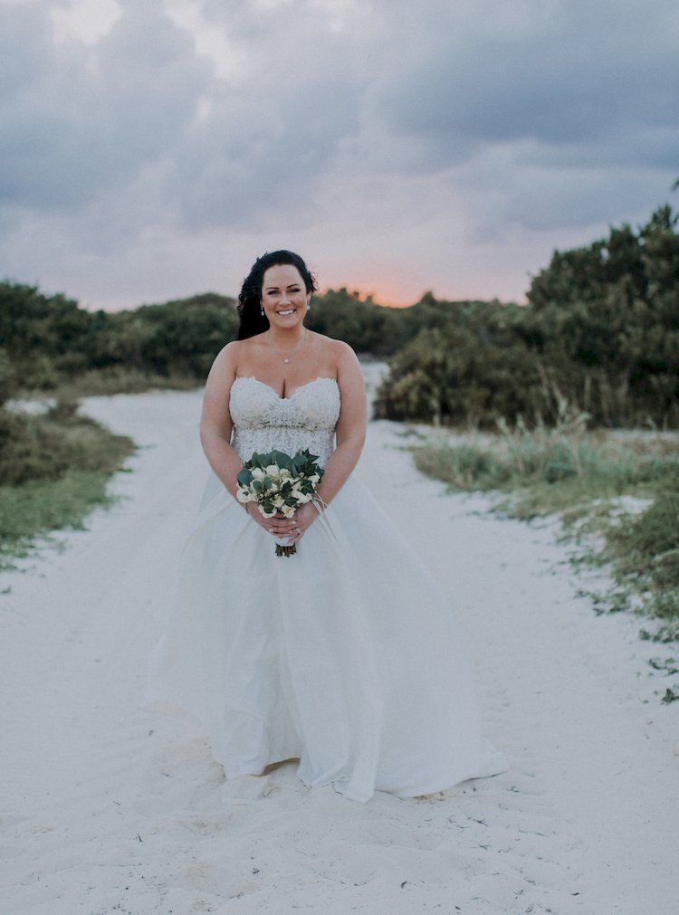 DestWedDetails's tweet photo. This #destinationwedding stuck to simple details to let the natural beauty of their destination shine!  Details up on the blog today!  https://t.co/uufr39hH2a https://t.co/1YCymzPdi1