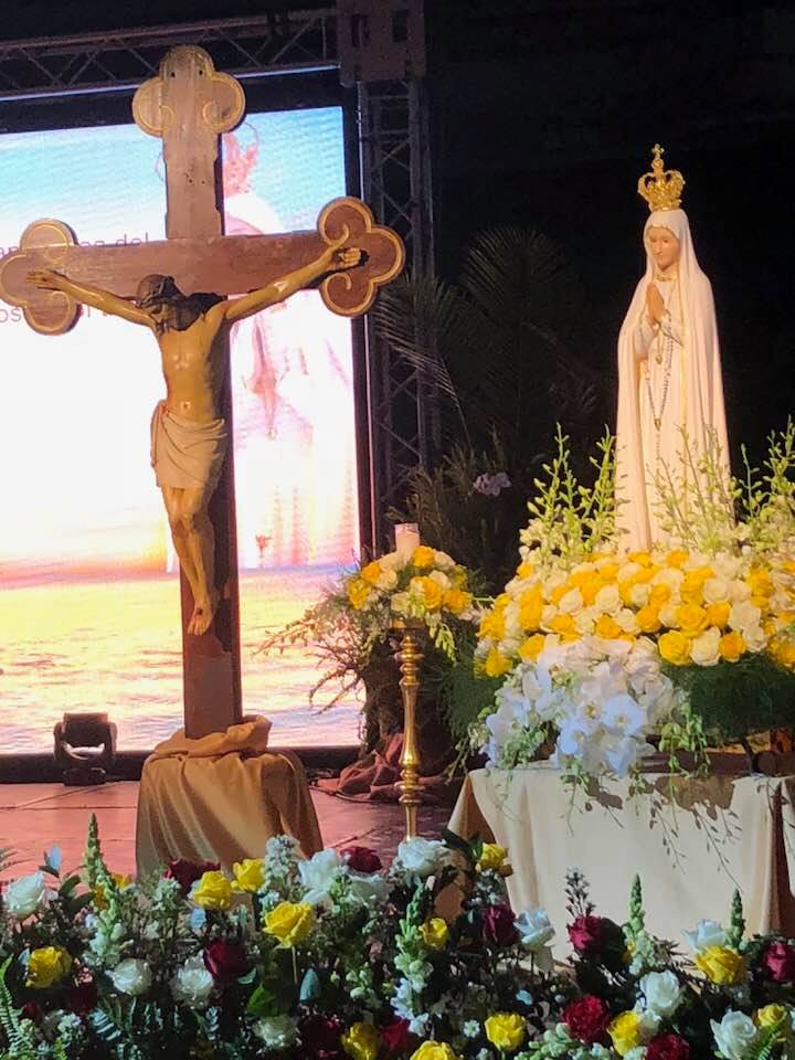 PrayerNLunch's tweet photo. "We're America"  @Miamiensis @ADOMYouth  @PiercedHearts1 #Catholic  'https://t.co/2wukojkZsD' #IIIInternationalCongress in Honor of the #HeartsofJesusandMary-Be not afraid to be the #Saints and #Apostles of the #thirdmillennium https://t.co/D5MbxOutJp