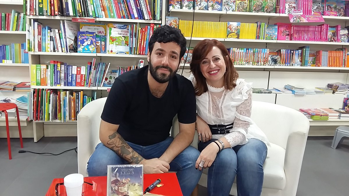 LandiBarbara's tweet image. Controcorrente, in destinazione ostinata e contraria....
Chiacchierando con #TommasoPrimo durante lo showcase di presentazione del suo nuovo album "3013" alla Mondadori Bookstore Salerno.... artista straordinario! 

#journalism #presentando #music