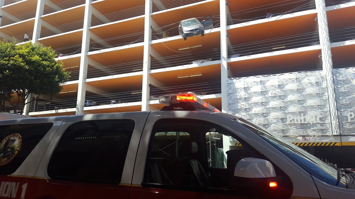 LAFD_CERT_Batt9's tweet image. BREAKING: #SantaMonicaFireDepartment #SMFD #USAR responding to a vehicle hanging off of Parking Structure.
#SantaMonicaPoliceDepartment #SMPD on scene. 🏢↙️🚙🗯〰️🆘🚒💨🚓💨