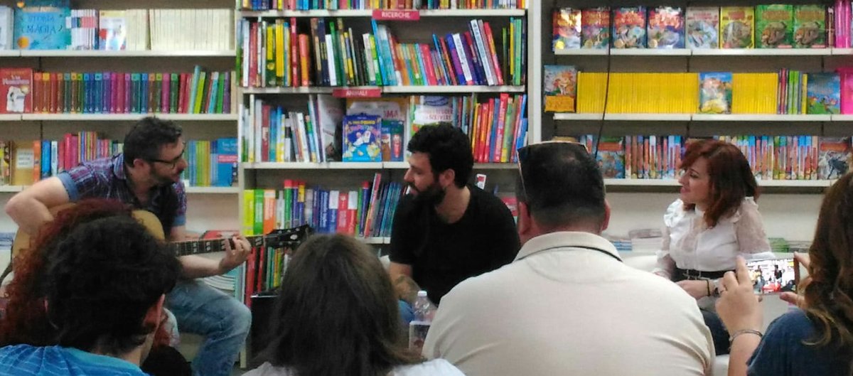 LandiBarbara's tweet image. Controcorrente, in destinazione ostinata e contraria....
Chiacchierando con #TommasoPrimo durante lo showcase di presentazione del suo nuovo album "3013" alla Mondadori Bookstore Salerno.... artista straordinario! 

#journalism #presentando #music