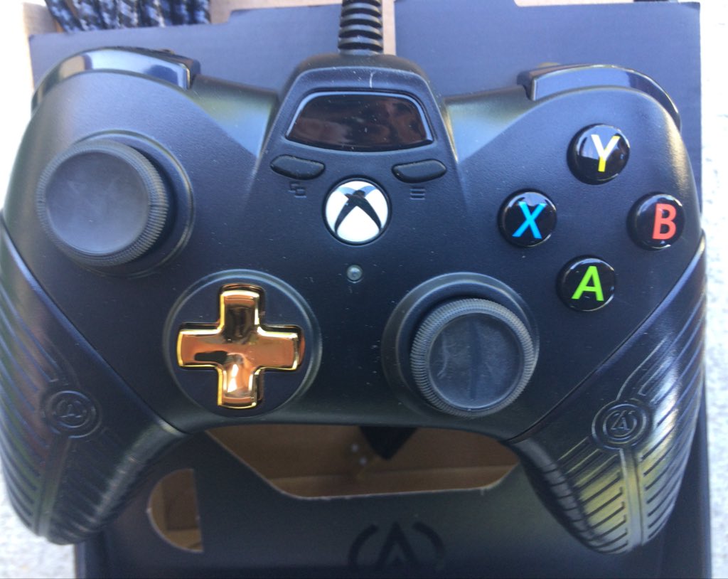 twitch_lawless's tweet photo. I’m actually shocked how nice this controller feels and the quality of the changeable joysticks, not a big fan of having a wire, but for $35 dollars I cannot complain. The extra buttons on the back are in a good place and feels good to use! @PowerA the #fusioncontroller is great https://t.co/kdf7WLVvso