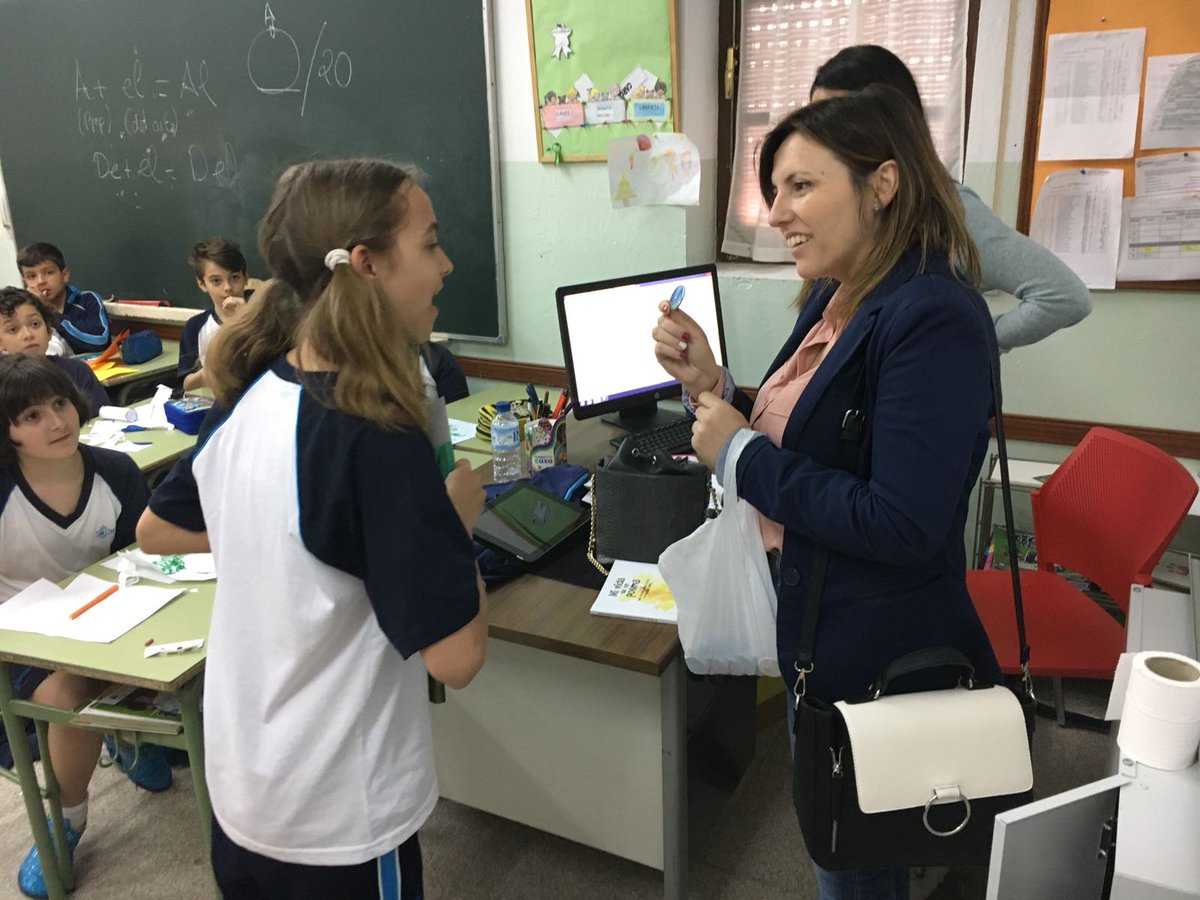 Santoangelbadaj's tweet photo. La alumna de nuestro colegio: Carolina ha sido la ganadora del 3er premio de Apnaba sobre el concurso de dibujo : “Pintando el mundo de azul” Enhorabuena!! Campeona! #apnaba #santoangelbadajoz https://t.co/ETr2adQOSy